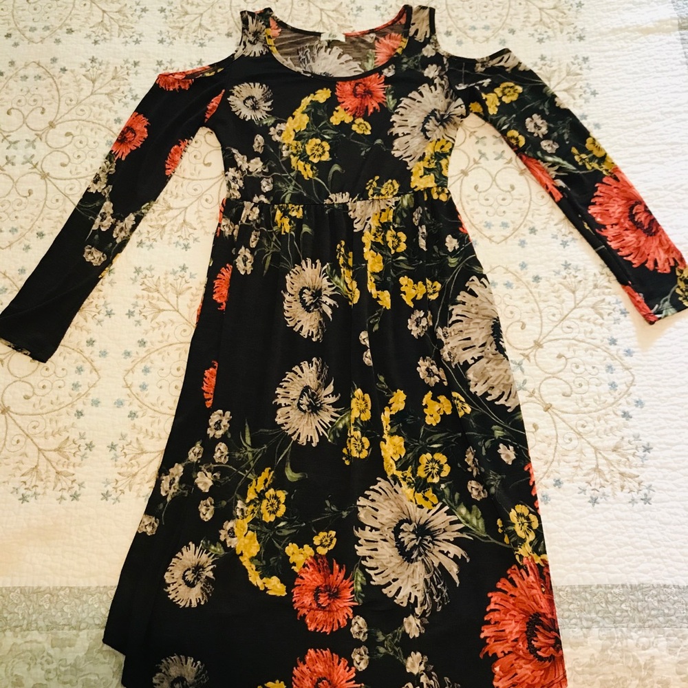 Egy Cold-Shoulder Dress